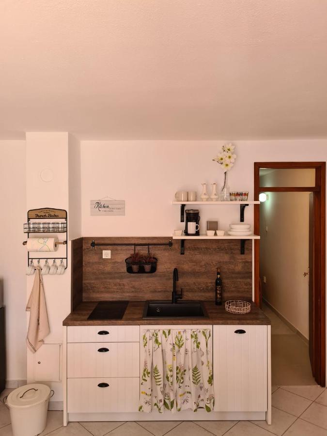Apartmani More Komarna Esterno foto